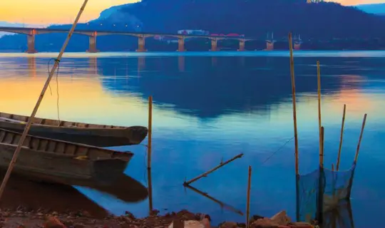 Boat & mountain in Vietnam